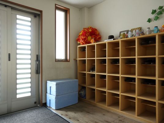 玄関の靴棚とドア