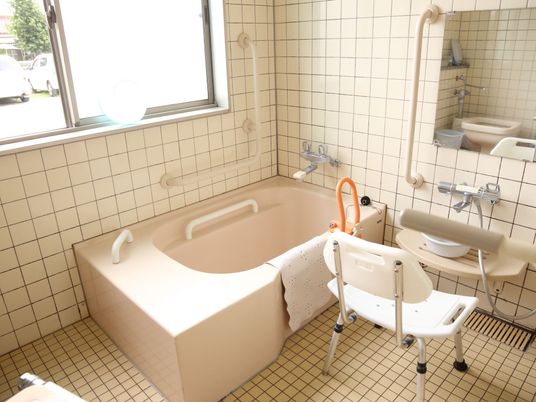 明るい清潔な浴室