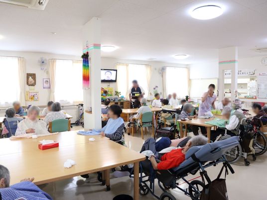 共有スペースでくつろぐ様子