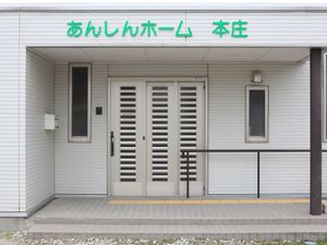 明るいエントランス先