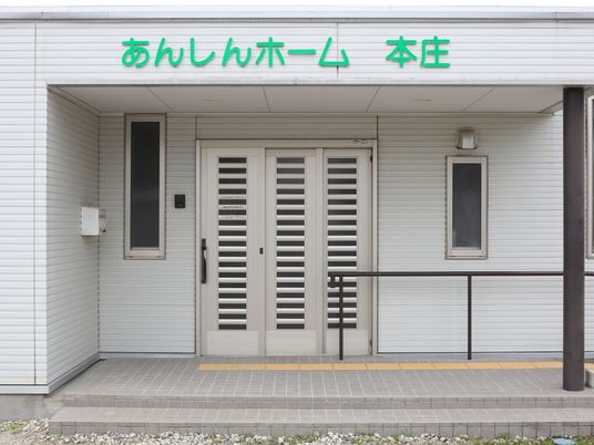 明るいエントランス先