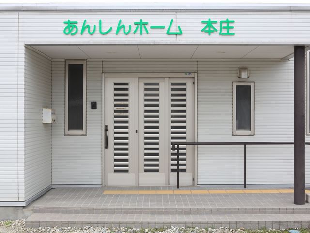 明るいエントランス先