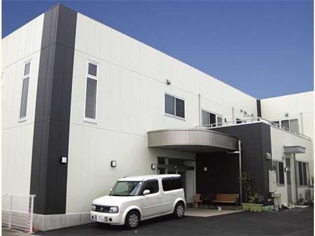 現代的な建物の外観 外観 清潔感のある外観が印象的な施設です。広い駐車スペースがあり、訪問しやすい環境となっています。
