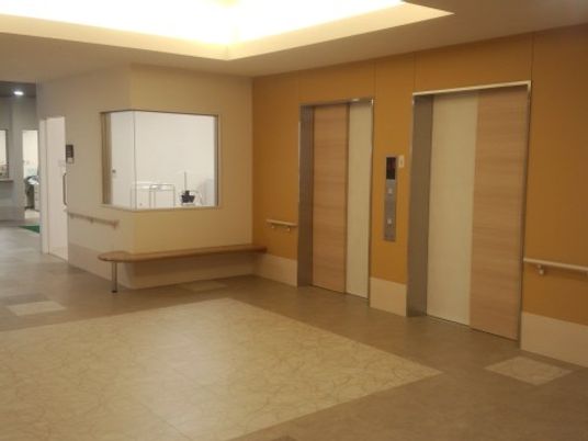 明るい廊下とエレベーター