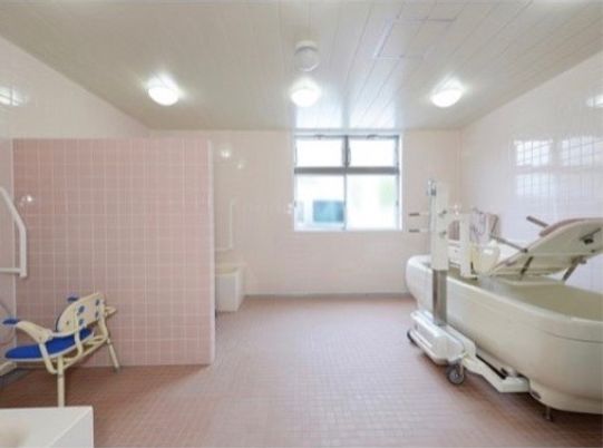 明るい介護用浴室