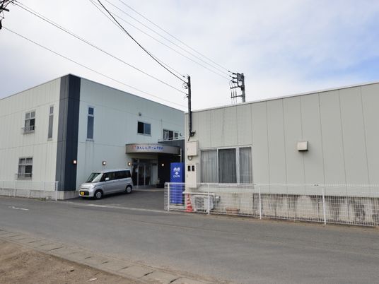 青灰色の建物の外観