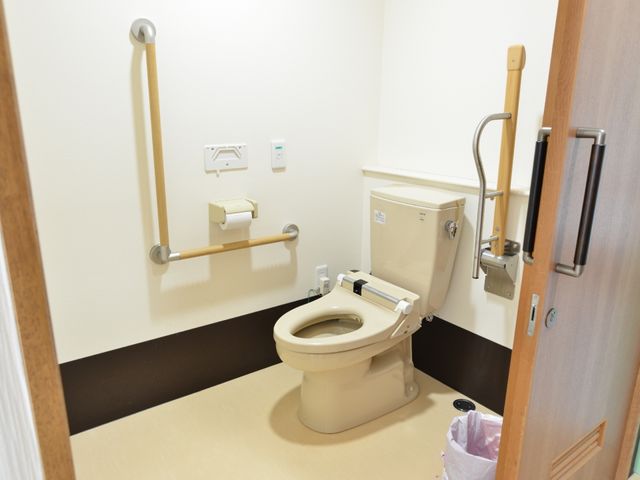 手すり付き清潔なトイレ トイレ 安心してお使いいただける、手すり完備のトイレです。清掃が行き届いており、衛生的な環境が保たれています。