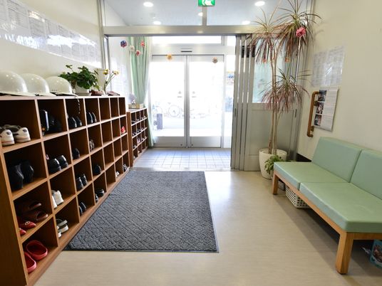 明るいエントランスの様子