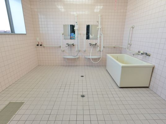 広々とした明るい浴室