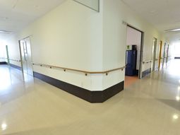 明るく広い廊下の様子