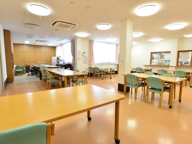 明るいダイニングルーム ダイニング ゆとりある食堂では、ご入居者がコミュニケーションを取りながら食事を楽しめる環境です。