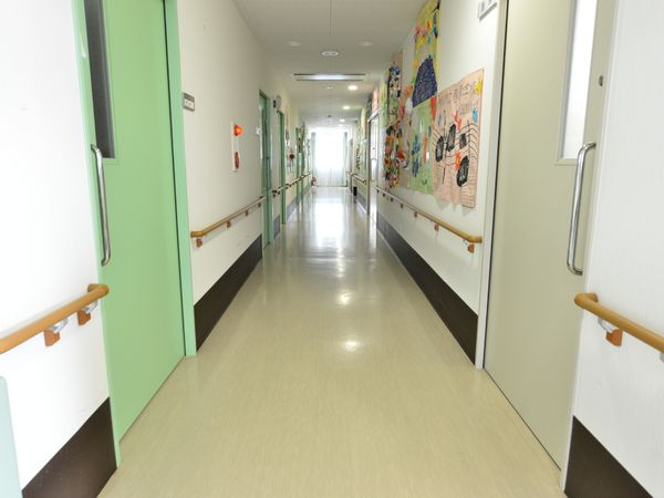 明るい廊下と掲示物