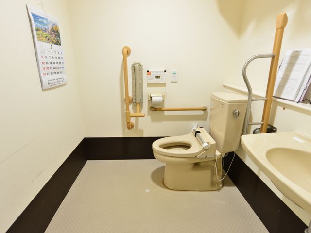 バリアフリー設計のトイレ トイレ 手すりが設けられ安全性を重視したトイレ空間です。使いやすさを考慮した造りで、すべての方に優しい環境が整っています。