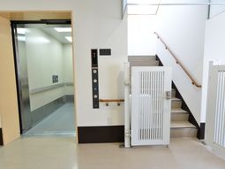 エレベーターと階段の空間