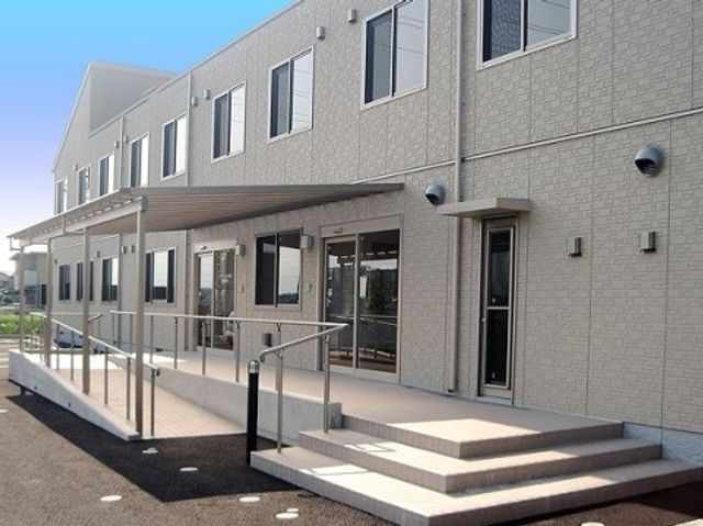 清潔感ある施設の入口 外観 バリアフリー設計のエントランスはスロープ付きで、どなたでも安心して利用できます。周囲は明るく開放感があり、再出発の地として最適です。