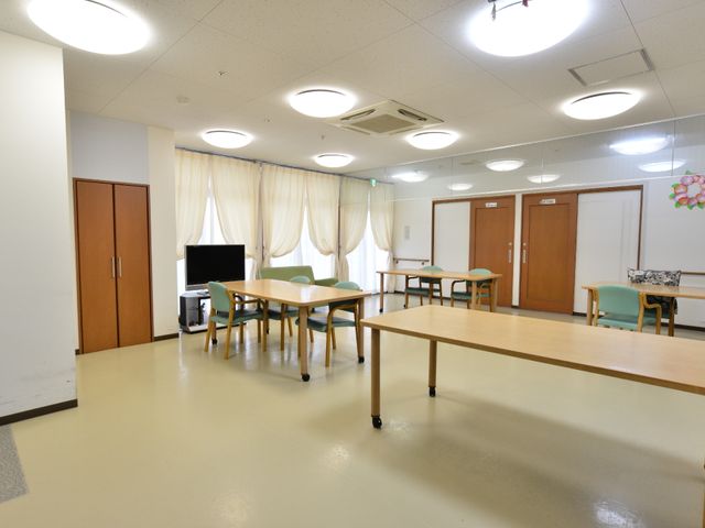 共有スペースの居室 食堂 広々とした共有の居室です。機能的なテーブルと椅子が配置され、ゆったりと過ごせる空間が提供されています。