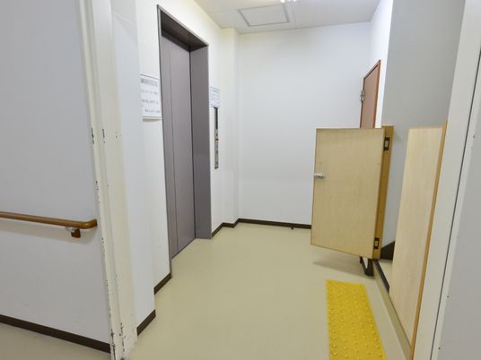 廊下とエレベーター