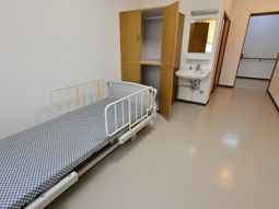 シンプルな居室の様子