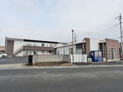 広々とした施設の外観