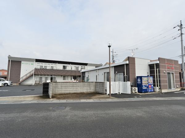 広々とした施設の外観