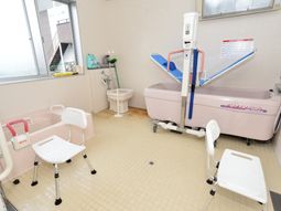 バリアフリー設計の浴室