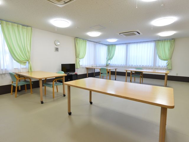 共有スペースの清潔な居室 食堂 広々とした空間の食堂で、ゆとりを持ってご飯を召し上がれます。明るい窓辺では、心地よい日差しを感じながら憩いの時間をお過ごしいただけます。