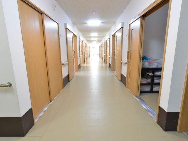 清潔な廊下の風景 廊下 明るく清潔感のある廊下が広がっています。手すりも設置され、歩行に不安のある方でも安心してお過ごしいただけます。