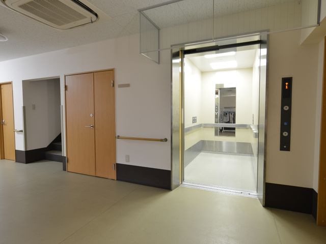 明るい広いエレベーター エレベーター スムーズな移動を支える広々としたエレベーターです。手すりも完備され、安心してご利用いただけます。