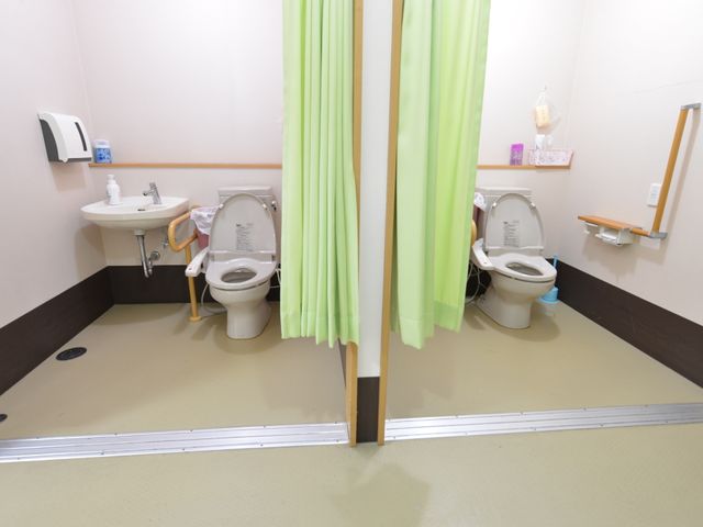 バリアフリーなトイレ空間 トイレ 安全に配慮された設備のトイレ空間で、手すりや広い動線を確保しており、快適にご利用いただけます。