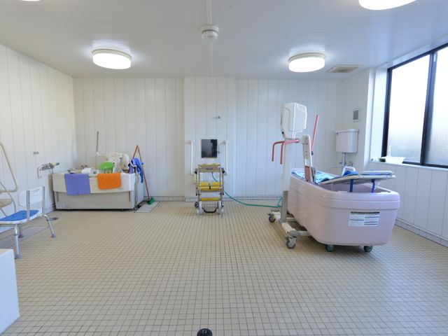 清潔な介護用浴室 浴室 広々とした清潔感のある浴室で、利用者さまの安全と快適さを第一に考えた設計となっております。