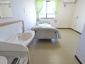 明るい居室の様子