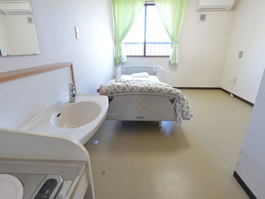 明るい居室の様子