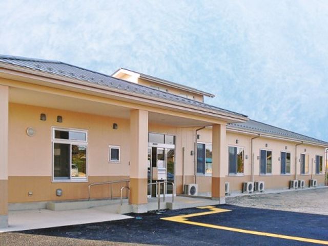 明るい外観の居室棟 外観 広々とした外観を持つ居室棟が、明るい印象を与えています。明るく開放的な環境で働くことができそうです。