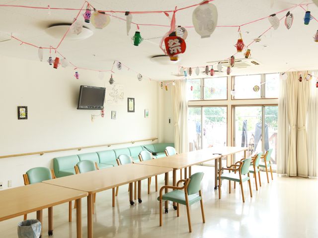 飾り付けされた明るい食堂 食堂 飾り付けが施された広々とした食堂です。大きな窓から自然光が差し込み、居心地の良い空間を提供しています。