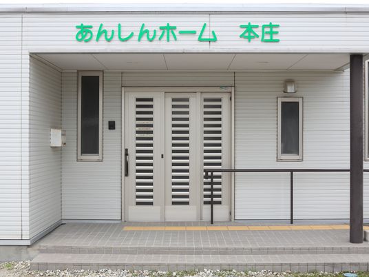 清潔なエントランス外観