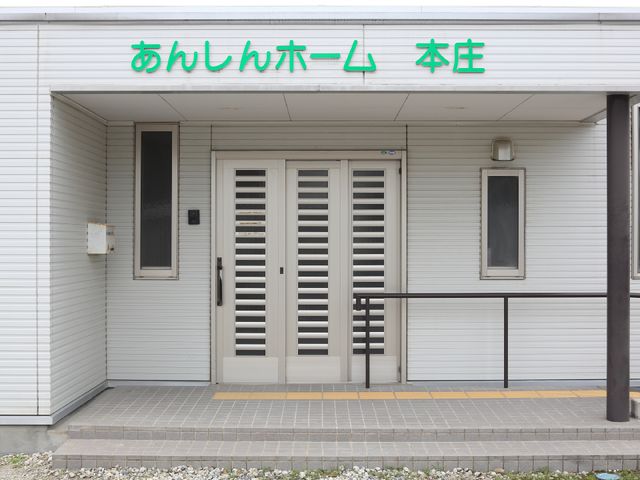 清潔なエントランス外観 外観 手入れが行き届いて明るく、訪問者を迎えるエントランスです。心地よい第一歩を踏み出せるような雰囲気が漂っています。