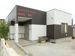 シンプルな外観の建物