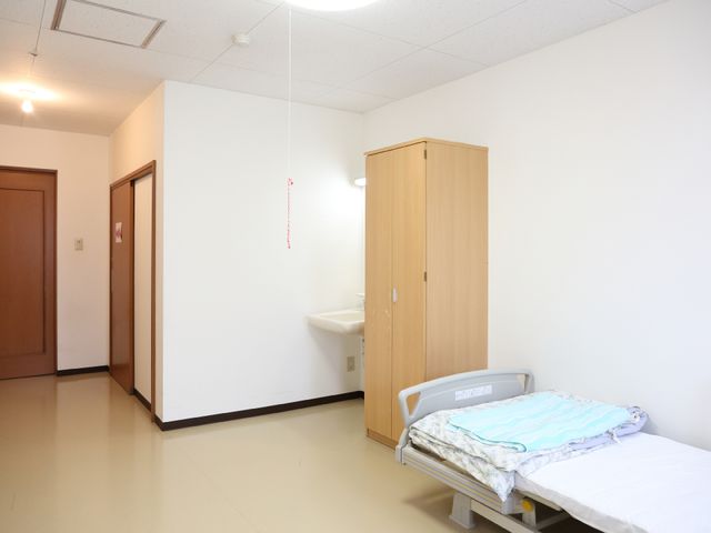 清潔な個室の一角 居室 広々とした居室には必要な家具が整い、日々の生活を安心して過ごせる環境が整っています。