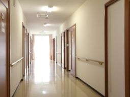 明るい廊下の様子