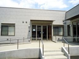 広々とした明るいエントランス