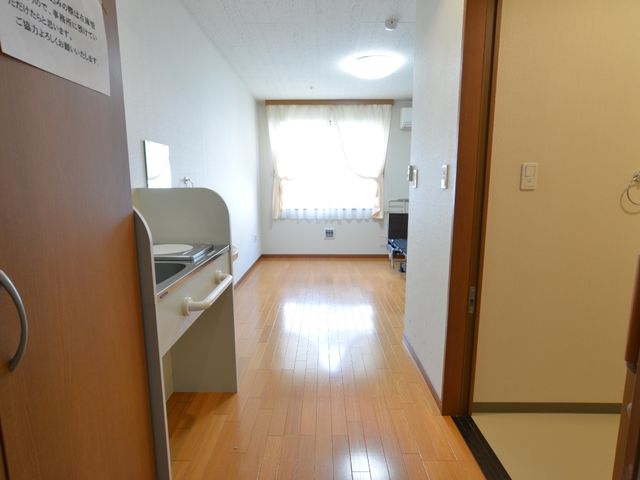 明るい個室の一部 居室 広々とした清潔感のある個室で、落ち着いた雰囲気の中でリラックスしてお過ごしいただけます。窓からは自然光がたっぷりと差し込み、明るい日常をサポートします。