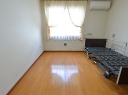 明るい空間とベッドの居室