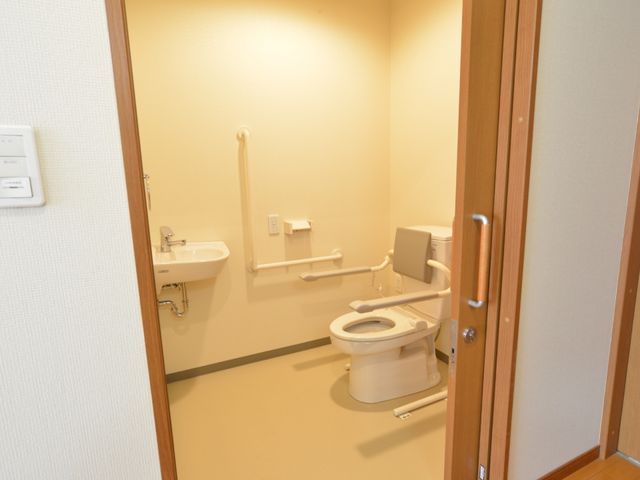 バリアフリー対応のトイレ トイレ 安全手すり付きで安心のトイレ空間です。清潔感があり、快適にご利用いただける設計になっています。