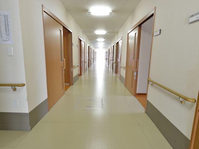 清潔な施設の廊下 廊下 手すりが設置された明るく広々とした廊下です。スムーズな移動と安全をサポートします。