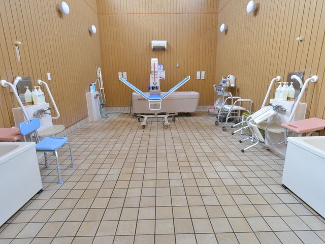 清潔な浴室設備 浴室 清潔感のあふれる浴室では、身体の負担を軽減する介助用機器が完備され、円滑なケアを実現しています。安心して働ける環境が整っています。