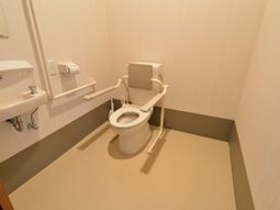 バリアフリー設計のトイレ