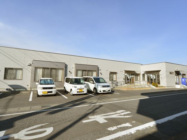 一階建ての明るい外観 外観 ゆとりある駐車スペースを完備した施設外観です。ご来訪時のアクセスも良好で、日々の業務がしやすい環境を提供しています。