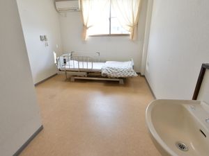 清潔な個室のベッドと洗面所