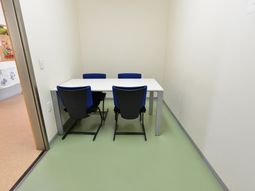 シンプルな会議室