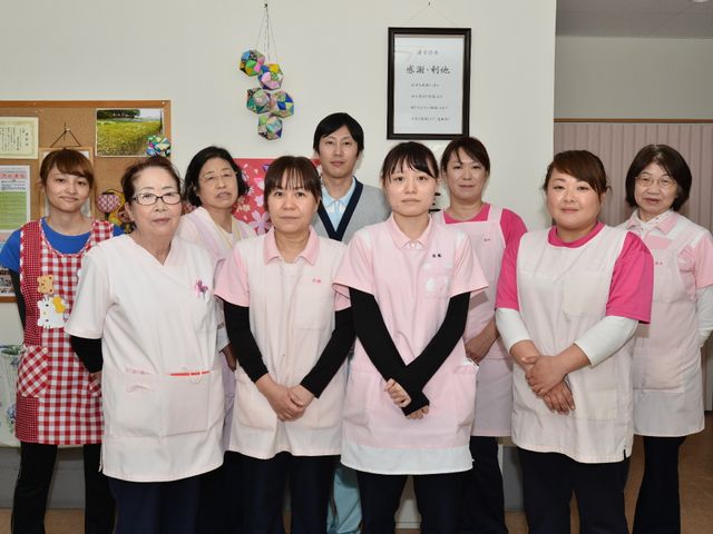 スタッフの集合写真 スタッフ 温かな笑顔で迎えるスタッフたちです。彼らと一緒に職場での新たな一歩を踏み出しませんか。
